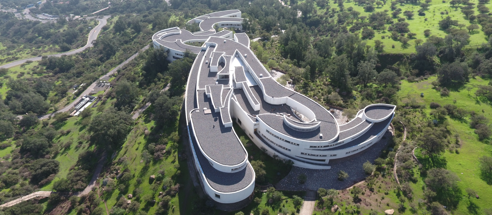 Universidad Adolfo Ibánez de Chile y su Centro de Experiencias y Servicios CES.-alianza